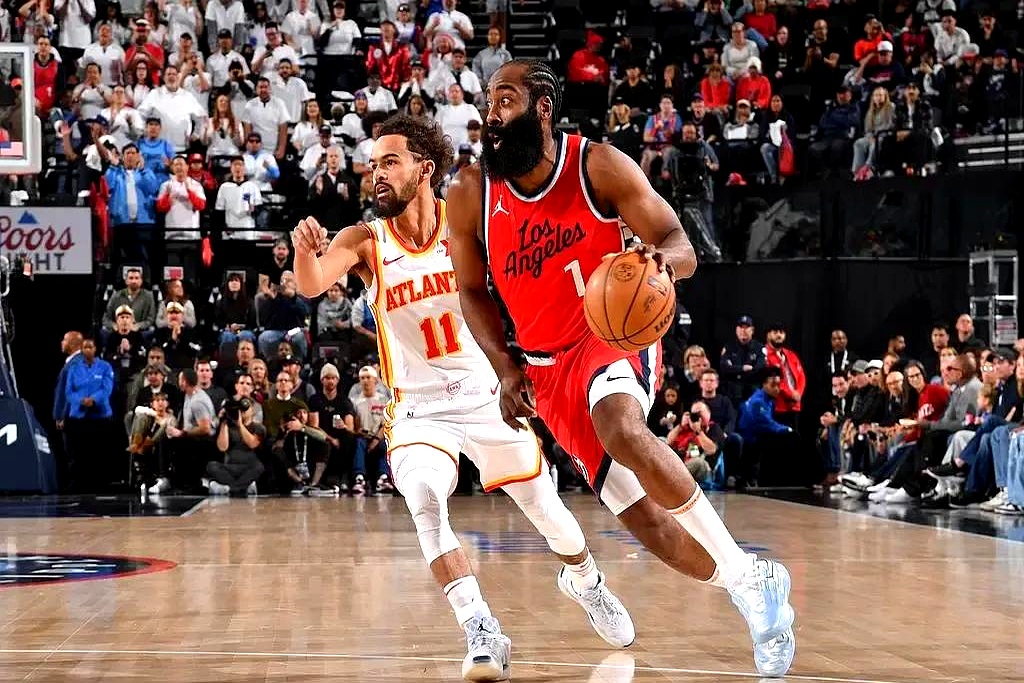 爱游戏-梅西对阵哈登展开拉锯大战，最终险胜对手！(梅西对比照)